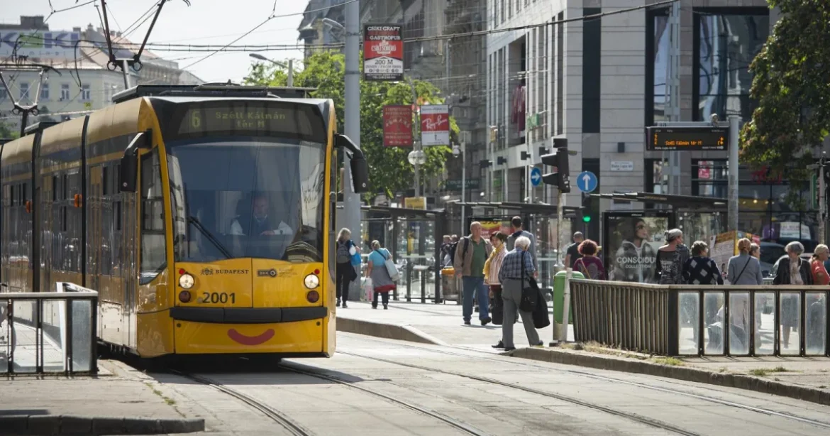 Egy nő védelmében szúrták meg a 4-es-6-os villamoson