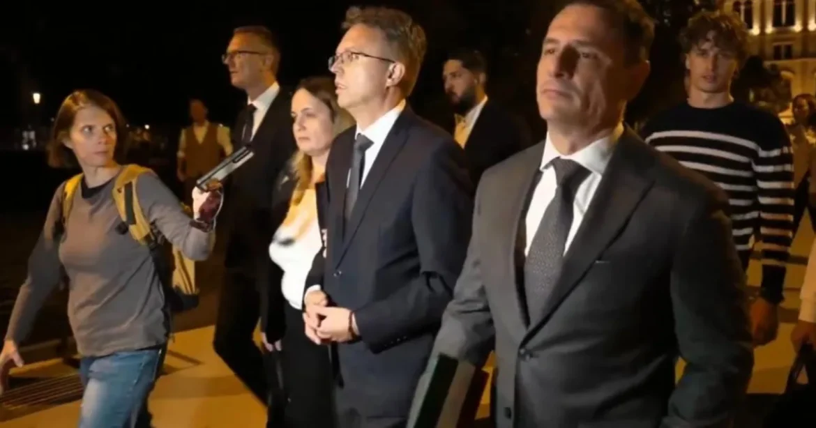 Hankó Balázs elhagyta a frakcióirodát és az ügyészség felé indult