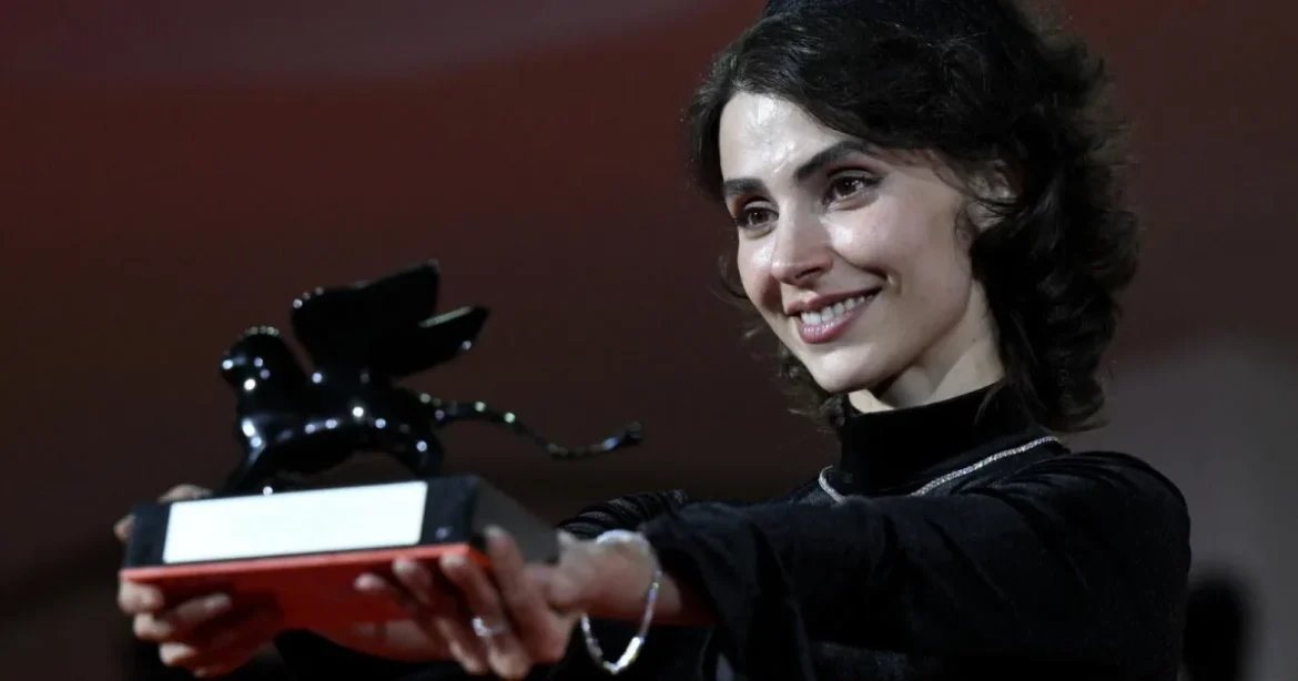 Irán megtorlással fenyegeti a Velencében kitüntetett színésznőt