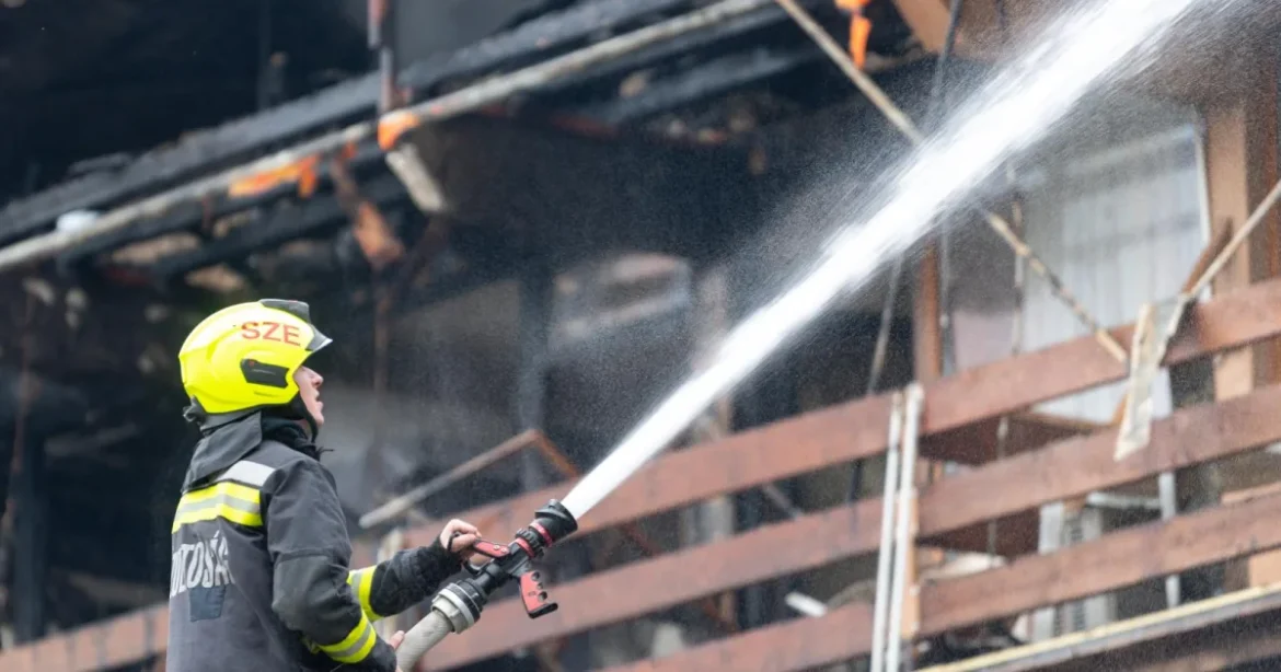Kigyulladt egy ház az Angyali-szigeten, a tűz átterjedhet a szomszédos épületekre