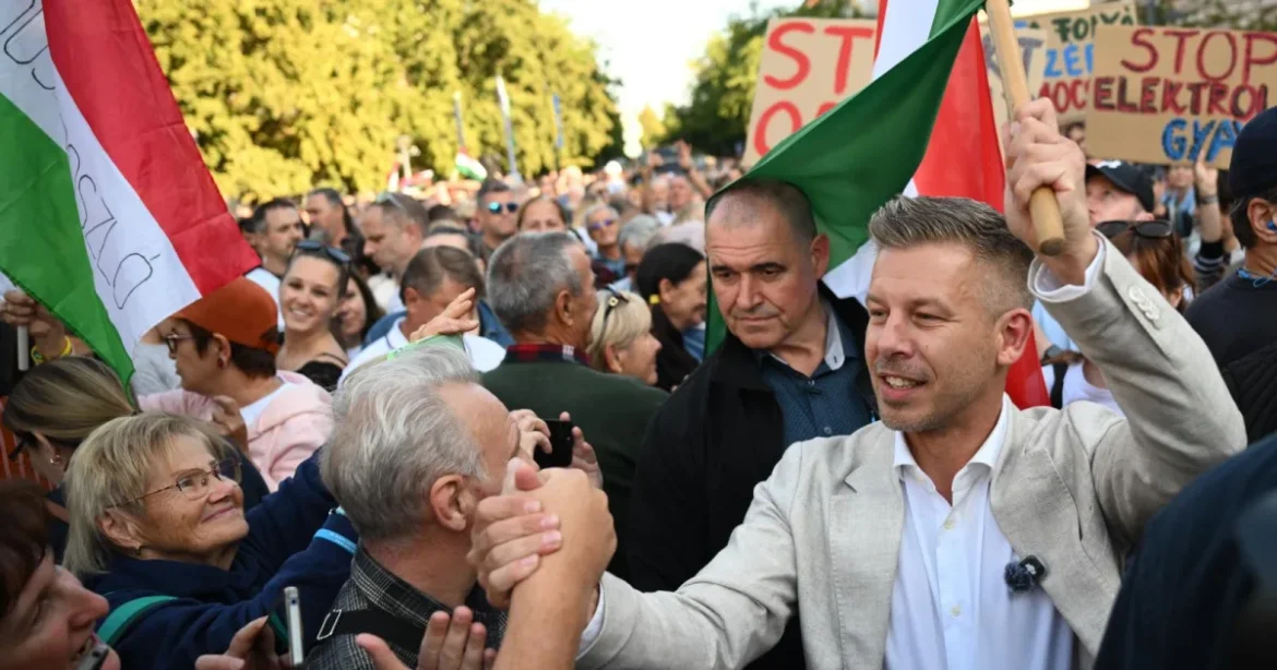 Kihallgatta és elengedte a rendőrség a Magyar Péter felé tojást dobó férfit