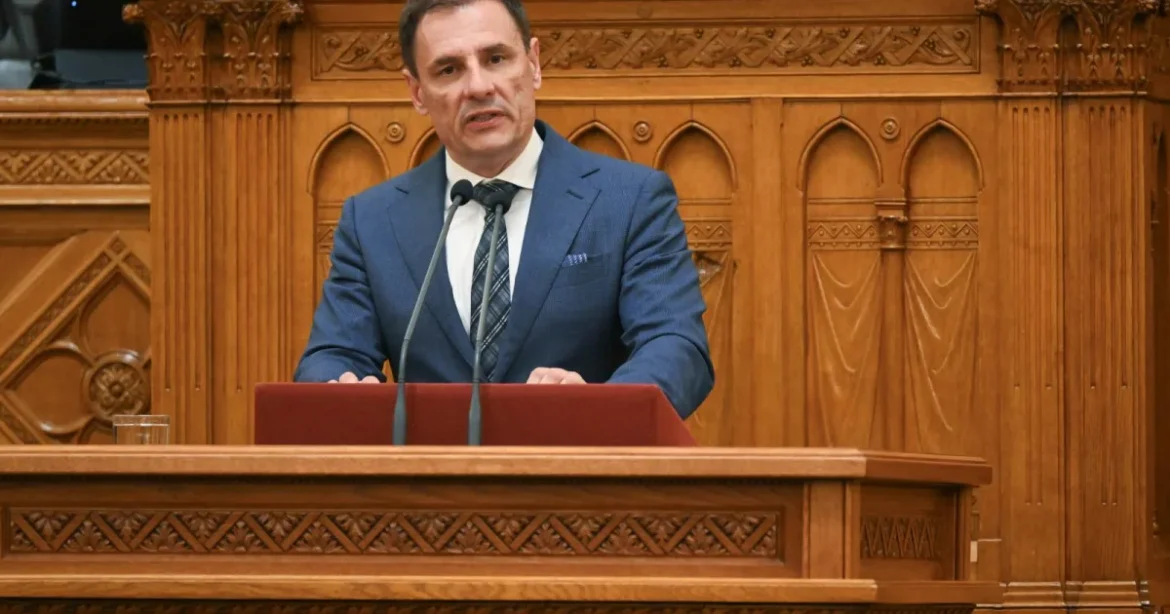 Kihallgatták gyanúsítottként Tuzson Bence exállamtitkárát