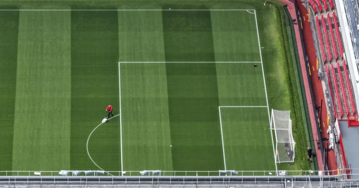 Közel 50 ezer forintért vásárolhat egy darabot az Old Trafford gyepéből