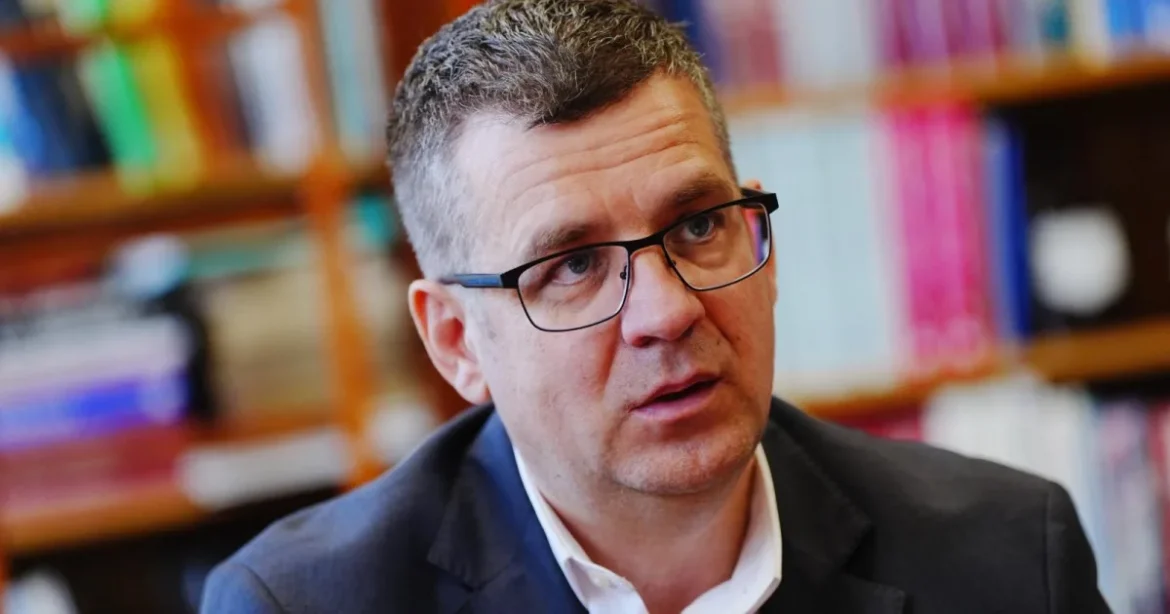 Megkezdődött Seszták Miklós kihallgatása, a volt miniszter önként ment az ügyészségre