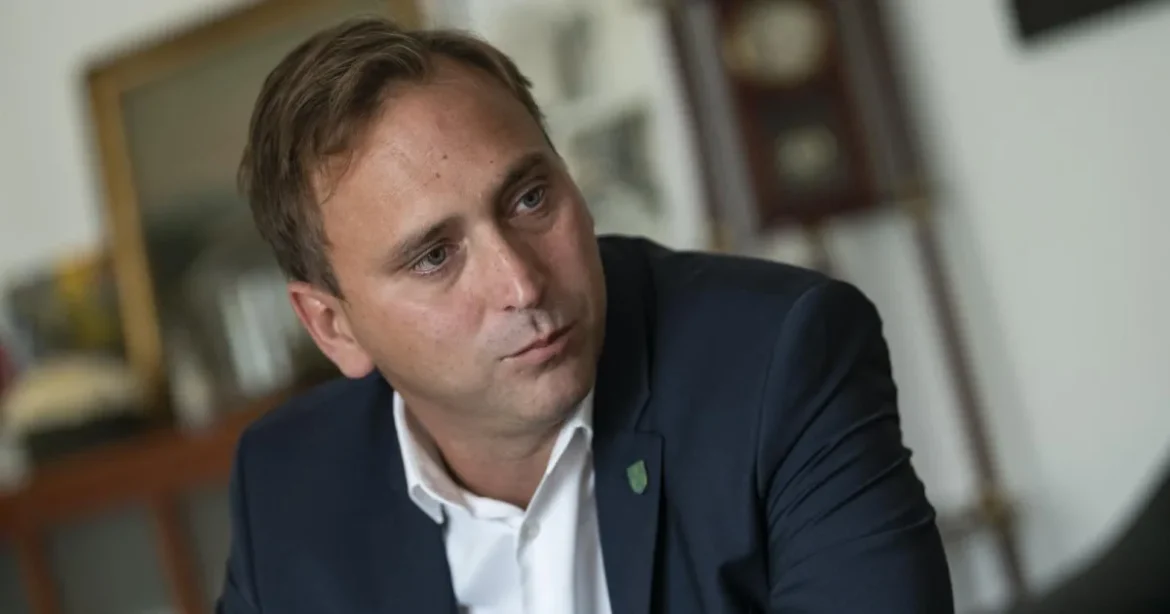 Őrsi Gergely a fogdában tanul lovári nyelvet cellatársaitól