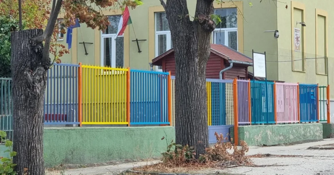 Szivárvány kerítés lett egy iskolából, a fideszes képviselő szerint határsértés