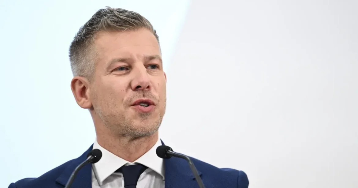 Tojással dobálták meg Magyar Pétert Szolnokon