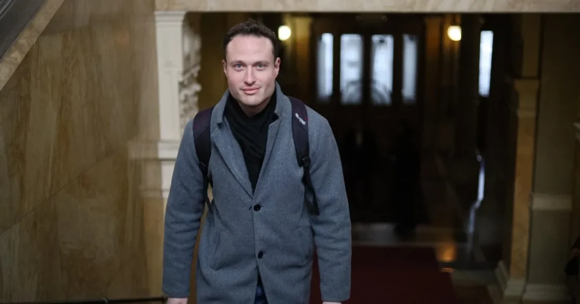 Tucatnyi csalás gyanúja a DK-s politikus ellen, aki 50 ezres számla elől menekült