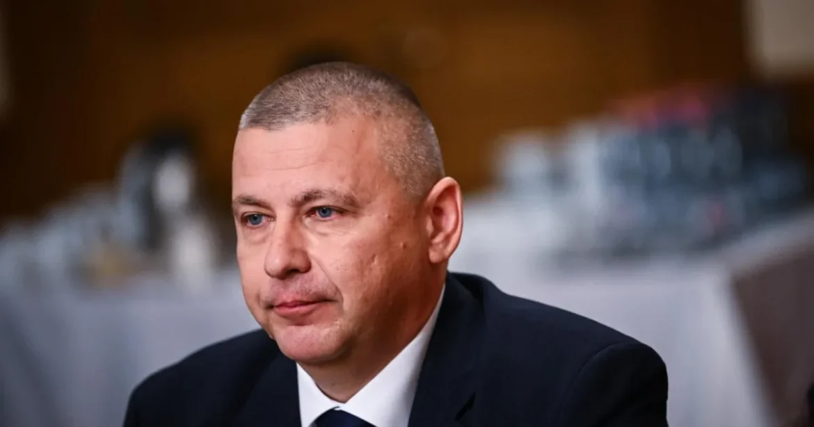 Döbbenetes pénzszórást fedezett fel a honvédelmi miniszter a szolnoki laktanyafelújításnál