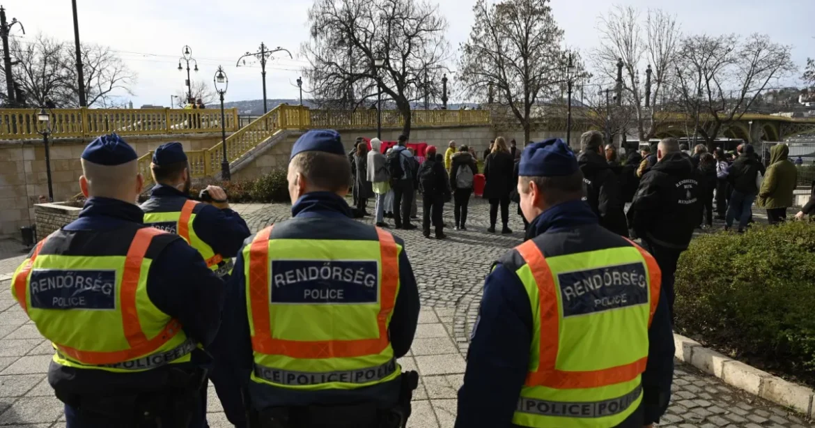 Lezárult a kékharisnyázó e-mail ügye, két rendőr távozik a kommunikációból